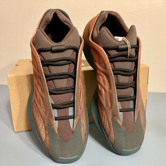 Yeezy 700 V3 Copper Fade - Size 13 - NEW main image 9